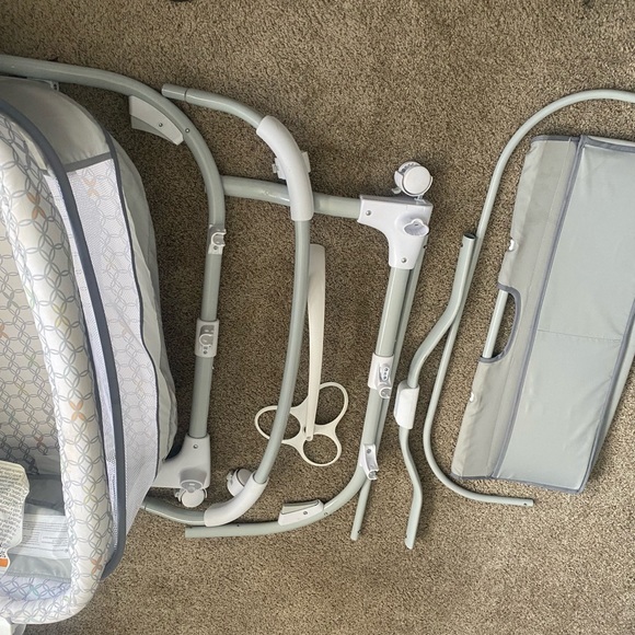 Bassinet and toys - Picture 2 of 3